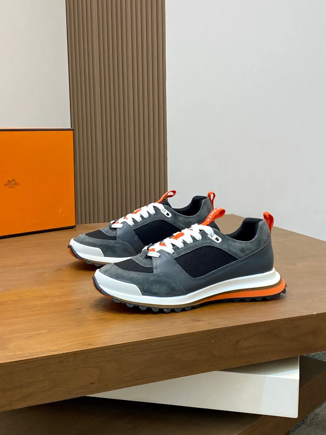 Men's men's shoes 💰700 HERMES/Hermès Leader sneakers! Tech twill, calfskin and suede goatskin sneakers featuring paneled multicolor twill, calfskin and suede. Lightweight geometric sole for a stylish urban look. Product details: White and orange rubber sole Black rubber sole with orange rubber insert Light natural leather insert White rubber toe cap Beige lambskin insole and lining Cotton strap, rubber lettering Sole height: 4cm Size: 39-40-41-42-43-44 (customized at 38.45)